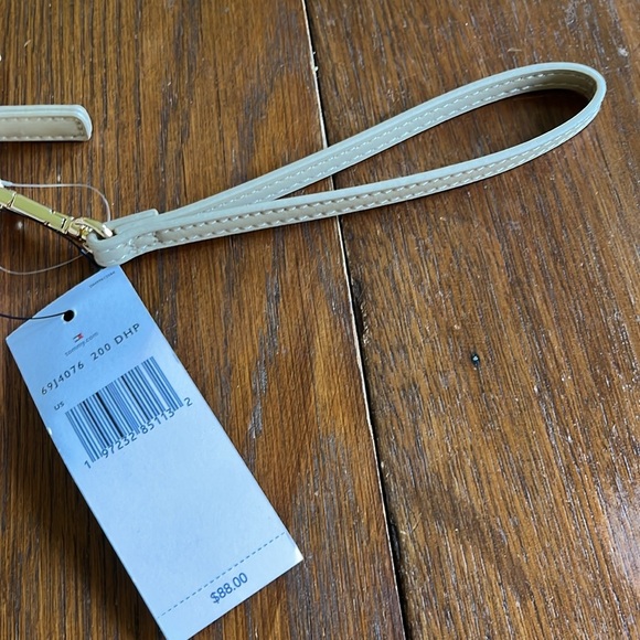 Tommy Hilfiger wristlet purse. NWT - Picture 3 of 8